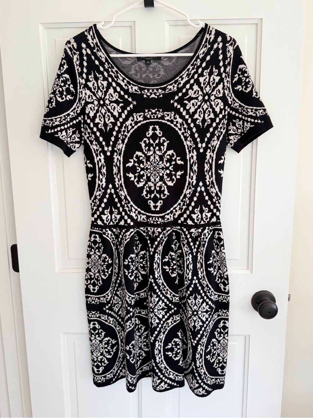 Romeo + Juliet Couture Black White Knit Fit & Flare Sweater Dress L